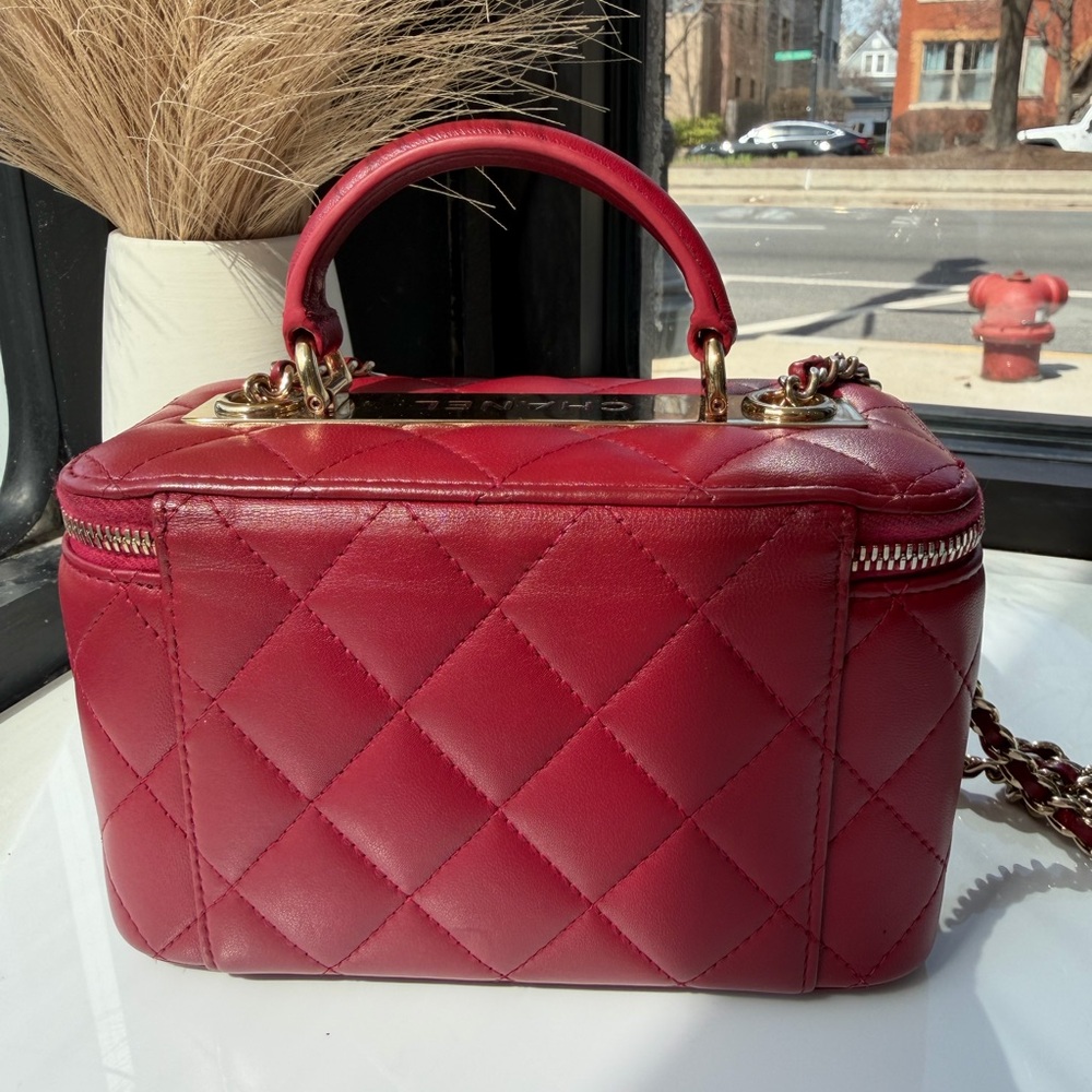 CHANEL Quilted Red Vanity Crossbody with Gold Hardware - Picture 3 of 9